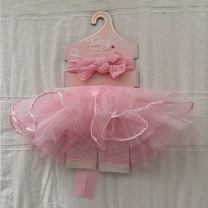 Baby girl photoshoot outfit: matching tutu, headband, leg warmers. Pink.